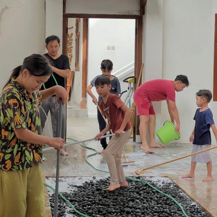<p>Zaskia juga sempat mengabadikan kegiatan suami dan anak-anaknya saat membersihkan area rumah tanpa bantuan dari IRT. "Sampai di Jogja qadarullah yang jaga sudah pulang dari 3 hari sebelumnya karna bapaknya kritis. Entah kapan dia baik lagi. Ga sempet cari inval dan ga betah dengan lantai juga teras ga bersih. Jadilah kita kerahkan pasukan untuk<em> deep cleaning</em> semua rumah. Dari jam 1 selesai jam 5 sore," ujarnya. (Foto: Instagram @zaskiadyamecca)</p>
