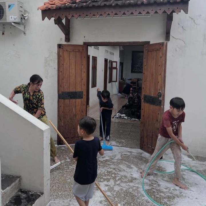 <p>Melihat dari beberapa unggahan di Instagram, mereka terlihat kompak saat bersih-bersih rumah. Zaskia pun menceritakan bagaimana momen itu justru membuat keluarganya semakin dekat. "Tapi sungguh kegiatan ini justru sangat menyenangkan dan jadi <em>quality time</em> kita berdelapan! Ga ada yang main hp, semua fokus dengan alat kebersihan masing-masing, saling koordinasi dengan baik, ga lupa siram-siraman sampai rebutan pegang selang," tutur Zaskia. (Foto: Instagram @zaskiadyamecca)</p>