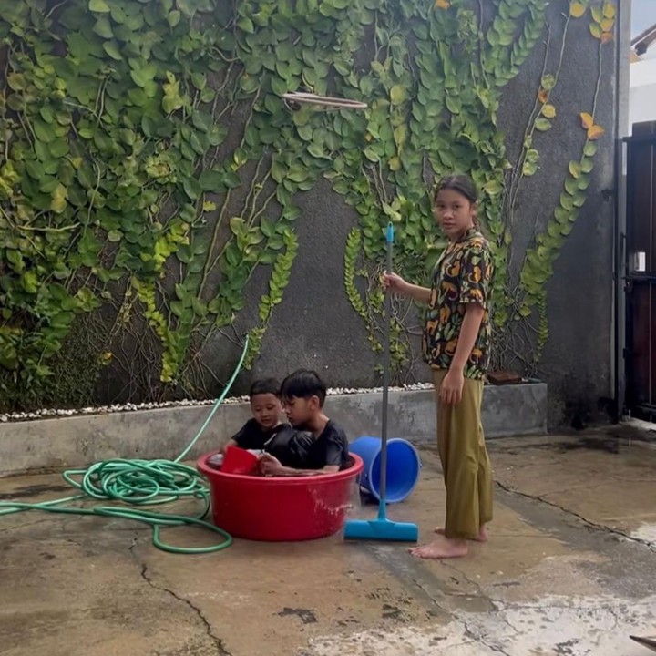 <p>Keseruan pun tak berhenti sampai di situ, Bunda. Setelah selesai membersihkan area rumah, mereka terlihat bermain air bersama. Rupanya, anak-anak Zaskia juga ikut merapikan kamar hingga mencuci baju. "Selain ini mereka juga beberes kamar, cuci piring, cuci baju sampai ngejemur pakaian," katanya. (Foto: Instagram @zaskiadyamecca)</p>