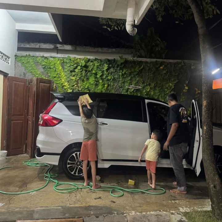 <p>Meski sudah malam, suami Zaskia, Hanung, tetap menyempatkan diri untuk mencuci mobil begitu tiba di Yogyakarta. Dalam foto ini, terlihat anak-anak Zaskia pun ikut membantu sang Ayah mencuci mobil. (Foto: Instagram @zaskiadyamecca)</p>