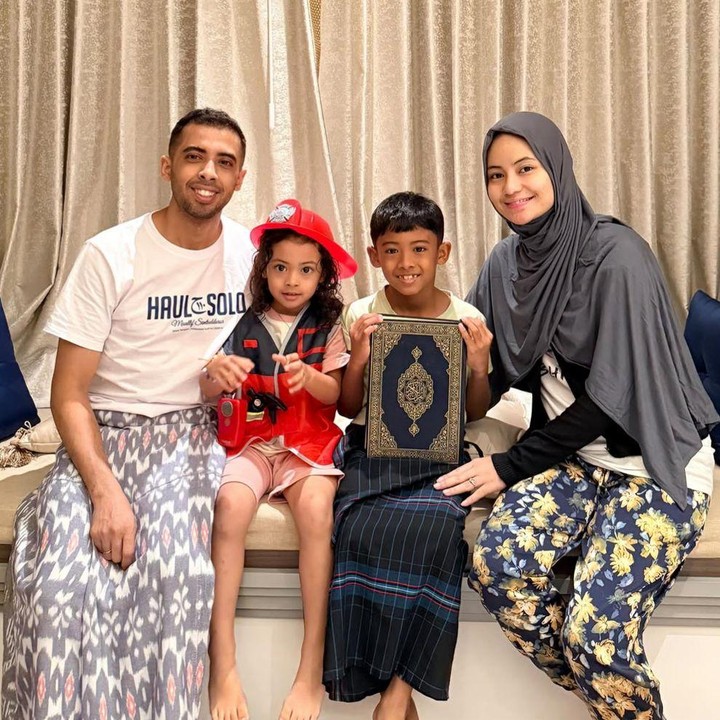 <p>Melalui unggahan di Instagram, Sahil kerap membagikan momen keseharian keluarganya yang hangat dan harmonis, Bunda. Belum lama ini, ia membagikan kebahagiaan saat si sulung, Muhammad, berhasil melafalkan al-Qur&rsquo;an satu hari satu juz. "Momentum yg HARU sebagai orang tua karena akhirnya <em>@muhammad.mulachela</em>&nbsp;<em>on target</em>&nbsp;sehari 1 Juz. InsyaAllah Allah kasih keberkahan Al-Qur&rsquo;an untukmu, Allah jaga, Allah muliakan, dan Allah rahmati engkau wahai anakku dan selalu dalam bimbingan-NYA," ungkap Sahil. (Foto: Instagram @sahilmulachela)</p>