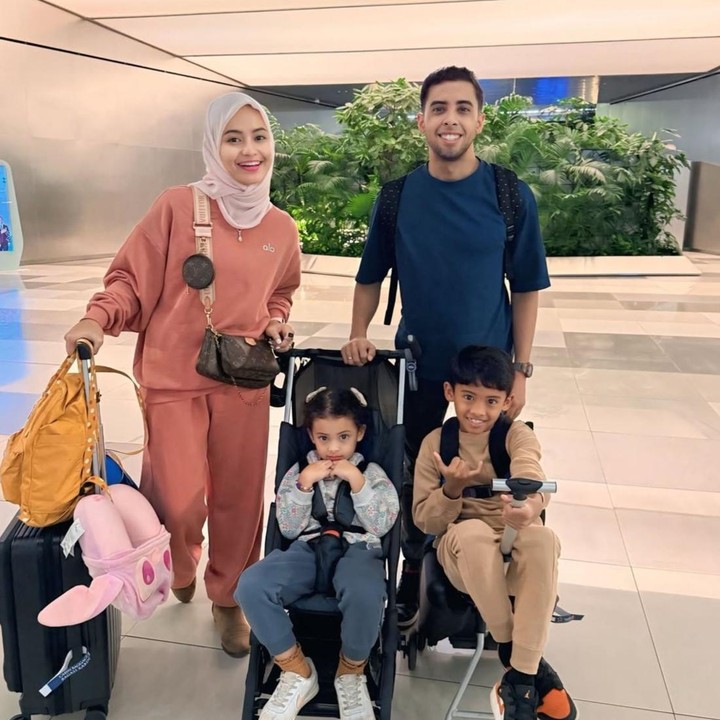 <p>Sebagai sosok suami sekaligus Ayah yang penyayang bagi kedua anaknya, Sahil tak jarang mengajak keluarga kecilnya untuk liburan bersama. Meski disibukkan dengan berbagai kegiatan, Ayah dua anak ini pun tetap menyempatkan waktunya untuk liburan&nbsp;bareng keluarga. (Foto: Instagram @sahilmulachela)</p>