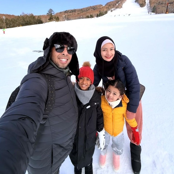 <p>Seperti terlihat pada foto ini, Sahil mengajak sang istri dan kedua anaknya berlibur ke Jepang. Sahil mengungkap bahwa sejak awal menikah, ia dan istrinya mulai mewujudkan mimpi-mimpi kecilnya dengan traveling bersama. "Singkat cerita, ketika sekarang Allah kasih rejeki yang MasyaAllah, dari mulai awal nikah, dia putusin buat mulai traveling sama istrinya ke Hongkong &amp; mulai wujudin mimpi2 kecilnya. Alhamdulillah setelah dari Swiss waktu itu gagal main ski, tahun ini mutusin buat ke Jepang dan bisa ngewujudin impian kecil itu," tulis Sahil. (Foto: Instagram @sahilmulachela)</p>