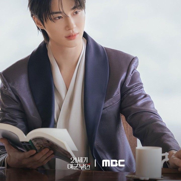 <p>Saat pertama kali membaca naskah drama Korea Perfect Crown, Byeon Woo Seok mengaku langsung terpikat dengan karakter tersebut. Bahkan, dirinya sudah membayangkan lebih awal bagaimana kerennya menjadi seorang Putra Mahkota dalam drama ini, Bunda. (Foto: Instagram @mbcdrama_now)</p>