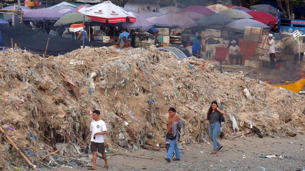 FOTO: Penampakan Gunungan Sampah di Pantai Kedonganan Bali