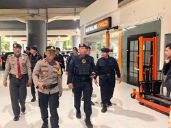 Brimob Sterilisasi Stasiun Gambir, Pastikan Penumpang Arus Bali Lebaran Aman