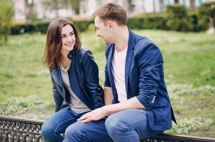 Scorpio menunjukkan rasa sayang dengan cara yang intens dan penuh perhatian. Namun, sifat ini kadang membuat mereka terlihat terlalu mengontrol dalam hubungan./ Foto: freepik.com/prostooleh
