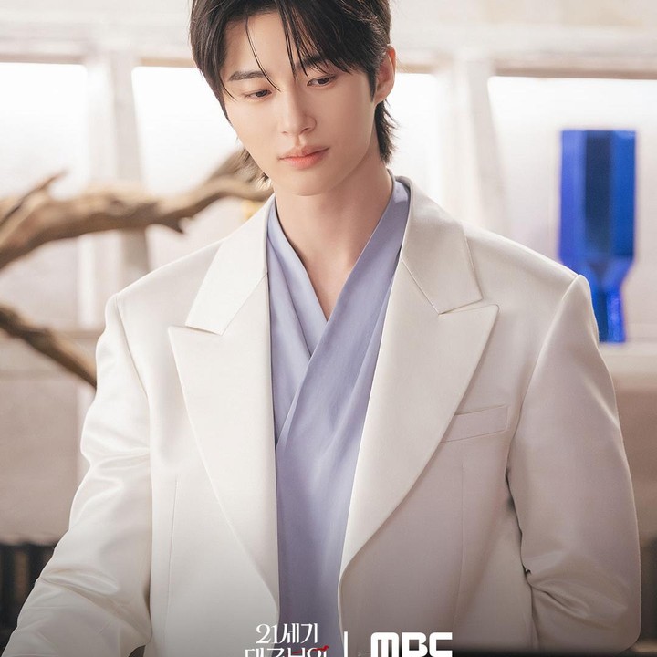 <p>Selain itu, Byeon Woo Seok juga menilai bahwa elemen romansa di dalam karakternya sudah tersampaikan begitu jelas melalui naskah drama Korea Perfect Crown, sehingga kini dirinya hanya perlu menyampaikan emosi tersebut secara natural melalui akting. (Foto: Instagram @mbcdrama_now)</p>