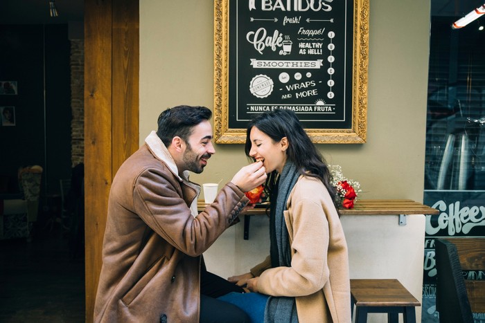 Selalu memberikan perhatian penuh pada pasangan adalah tanda kamu memiliki love language quality time/Foto: Freepik/Jcomp