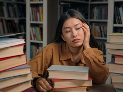 Sering Lelah & Pegal Linu Saat Skripsian? 4 Hal Ini Bisa Jadi Pemicunya