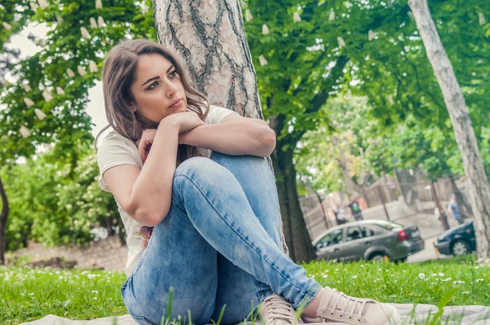 Sering merasa kesepian bisa menjadi tanda kalau love language kamu adalah quality time bersama pasangan/Foto: Freepik/Dragana_Gordic