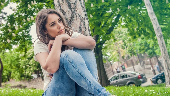 Sering merasa kesepian bisa menjadi tanda kalau love language kamu adalah quality time bersama pasangan/Foto: Freepik/Dragana_Gordic