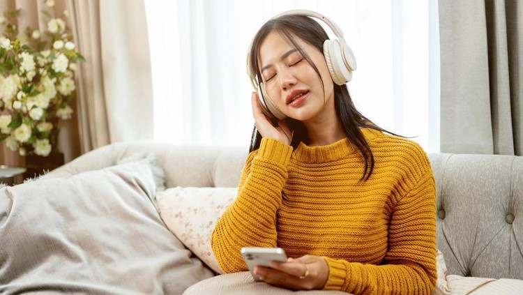 Suka Memutar Lagu yang Sama Berulang Kali&quest; Kenali 9 Ciri Kepribadian Menariknya