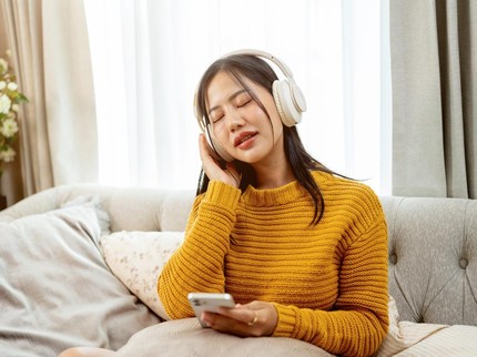 Suka Memutar Lagu yang Sama Berulang Kali? Kenali 9 Ciri Kepribadian Menariknya