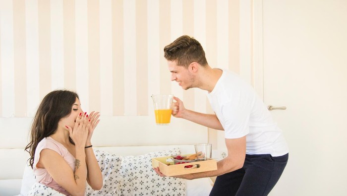 Tanda pasangan memiliki love language act of service adalah berinisiatif memberikan sesuatu tanpa diminta/Foto: Freepik/Cookie_studio