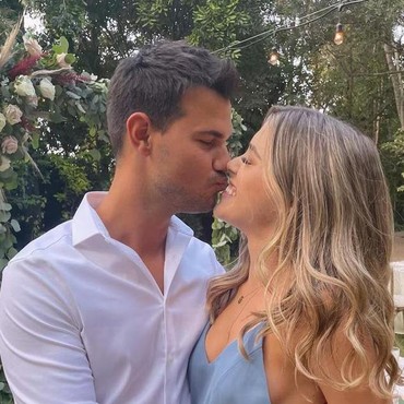 Bukan Artis, Ini Sosok Istri Taylor Lautner yang Kini Hamil Anak Pertama