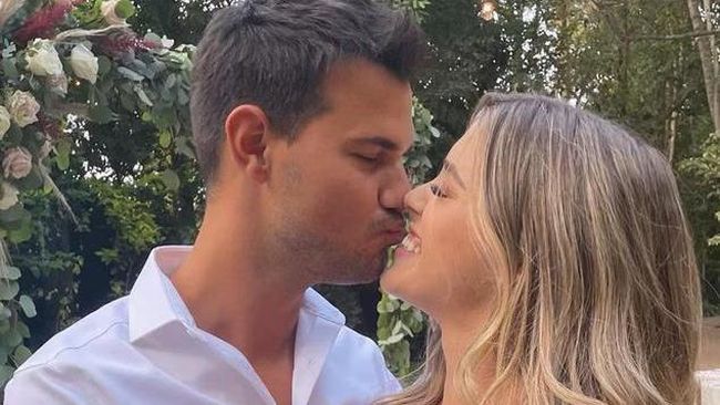 Bukan Artis, Ini Sosok Istri Taylor Lautner yang Kini Hamil Anak Pertama