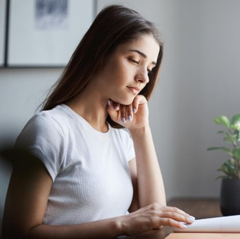 Terlalu Dalam untuk Dipahami? Ini Cara Deep Thinker Mencintai Seseorang