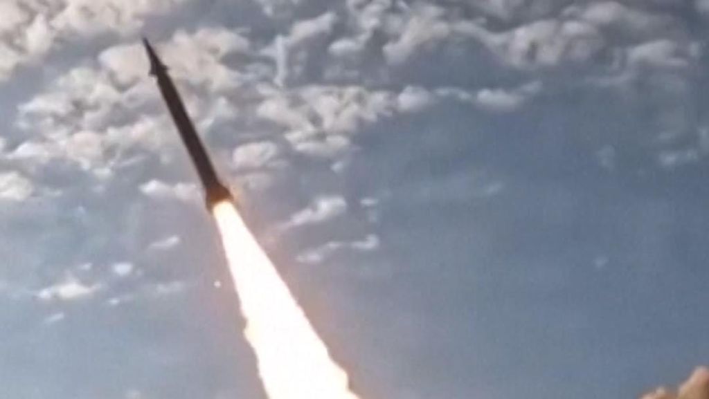 Detik-detik Iran Luncurkan Rudal-rudal saat AS Tawarkan Negosiasi