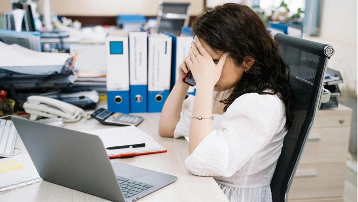 Stuck di Job Hugging? Ini 5 Tips Bertahan Sehat di Lingkungan Kerja yang Toksik