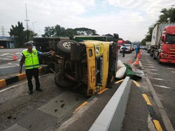 Truk Muat Jagung Terguling Jelang Gate Tol Waru, Lalin Sempat Tersendat