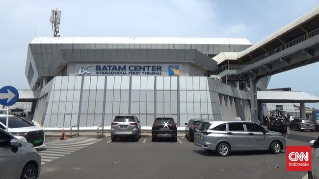 Pegawai Imigrasi Batam disanksi ringan usai kasus pemerasan 300 dolar Singapura terhadap wisatawan asing di Pelabuhan.