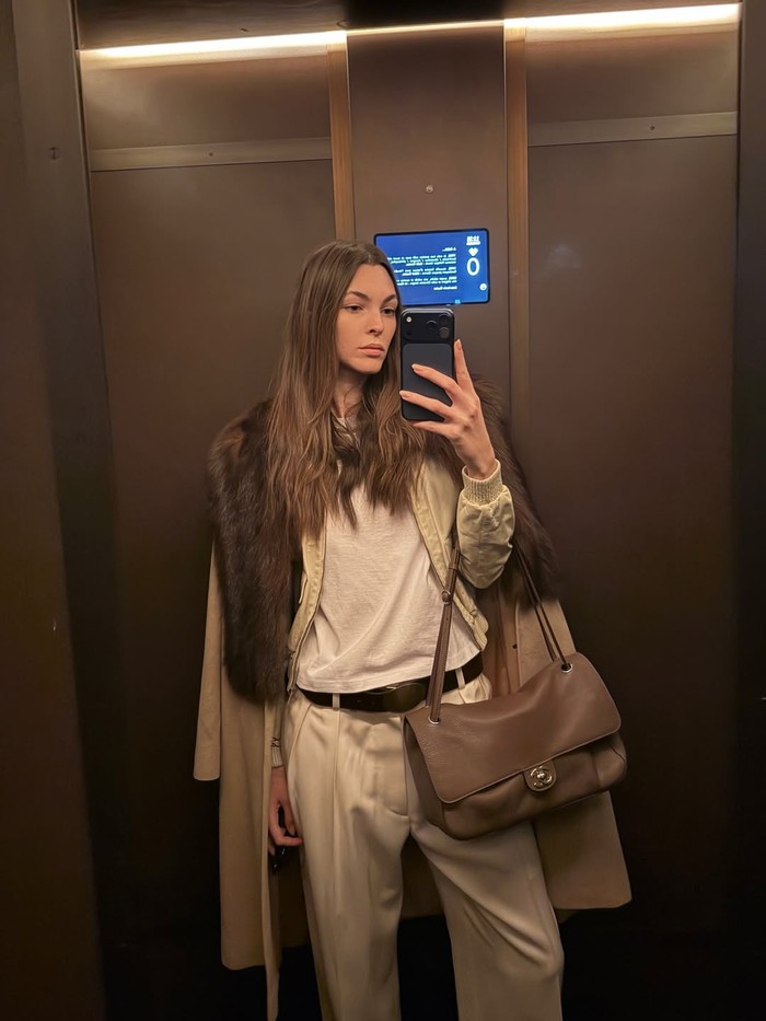 Vittoria Ceretti menjinjing Chanel Flap Bag.