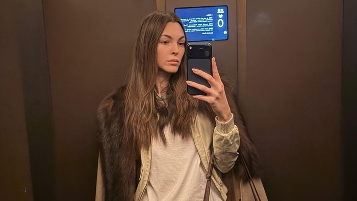 Vittoria Ceretti menjinjing Chanel Flap Bag.