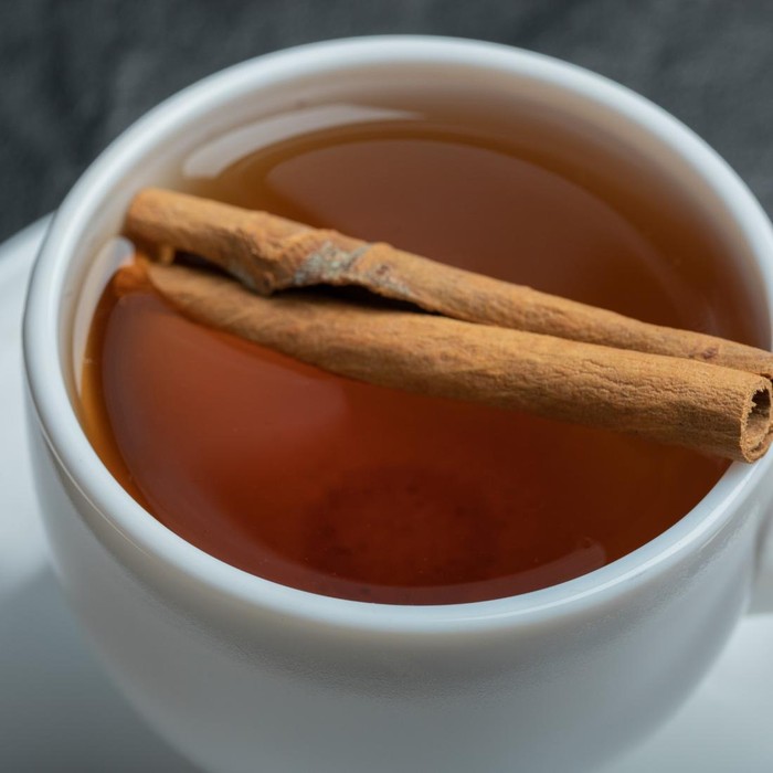 Air kayu manis membantu menjaga kadar gula darah tetap stabil sepanjang malam. Kondisi ini dapat mencegah rasa lapar berlebih di pagi hari.