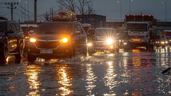FOTO: Antrean Kendaraan di Jalur Pantura Demak Imbas Banjir Rob