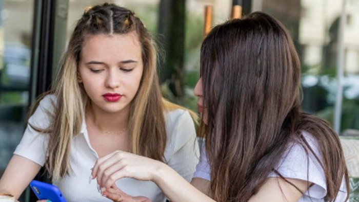 Bertanya langsung tentang hal yang meragukan atau membuatmu bingung adalah langkah yang patut dicoba. Overthinking kamu bisa dicegah jika kamu berani menanyakan hal yang selama ini masih menjadi keresahan kamu/Foto: Freepik.com/Freepik