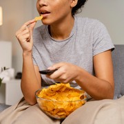 3 Ciri Kepribadian Orang yang Suka Makanan Gurih dan Asin, Pecinta Keripik Merapat!