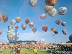 Ada Festival Balon Tambat, Langit Pekalongan Cantik Banget!