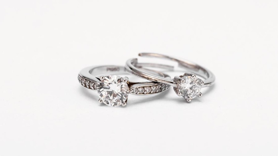 Ilustrasi emas putih&comma; lamaran&comma; pernikahan