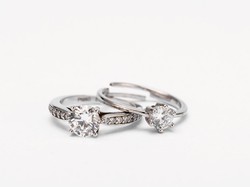 Alasan Emas Putih Harganya Lebih Mahal dari Emas Kuning