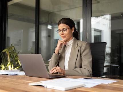 11 Cara Mengenali Orang dengan IQ Tinggi dari Gaya Berpakaian Menurut Psikologi