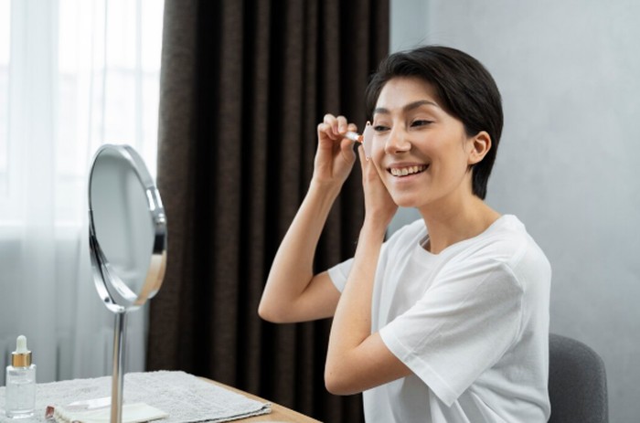 Facial massage membantu meningkatkan sirkulasi dan membuat foundation lebih menempel sempurna di kulit. Teknik ini juga membuat wajah terlihat lebih segar dan lifted secara alami./ Foto: freepik.com