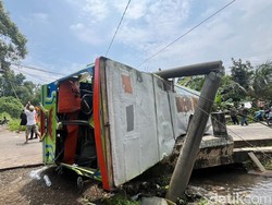 Kereta Kelinci Terguling di Mojokerto Angkut Rombongan Halalbihalal
