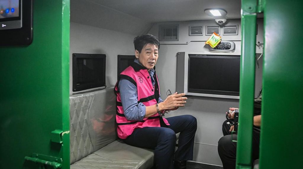 FOTO: Wajah Crazy Rich Samin Tan Digelandang Kejagung ke Rutan Salemba