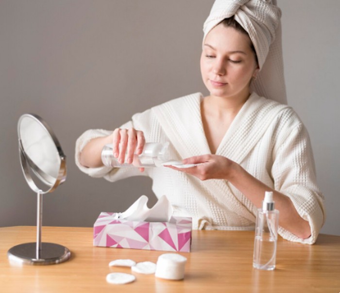 Kulit yang lembap adalah kunci utama untuk mendapatkan hasil foundation yang halus dan dewy. Dengan hidrasi yang cukup, makeup akan lebih menyatu dan terlihat natural./ Foto: freepik.com