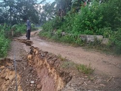 Cuaca Ekstrem Terjang Pamekasan, Rumah Rusak-Jalan Tertutup Longsor