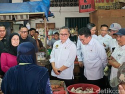 Turun ke Pasar Minggu, Zulhas Dicurhati Harga Plastik Naik Nggak Kira-kira