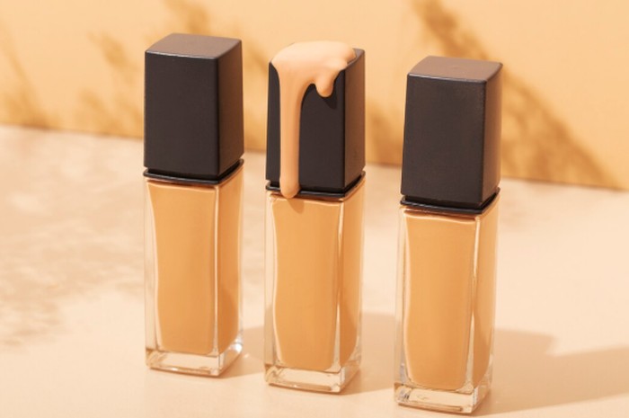 Mencampur foundation dengan produk lain bisa menciptakan hasil yang lebih ringan dan seamless. Teknik ini membuat makeup terlihat lebih natural tanpa kesan tebal./ Foto: freepik.com