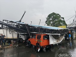 Reklame Raksasa Tumbang di Buahbatu, Timpa 4 Kendaraan