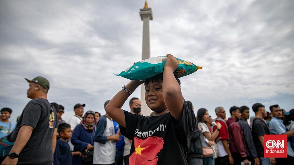 FOTO: Ribuan Warga Jakarta Antre Bazar Sembako Murah di Monas
