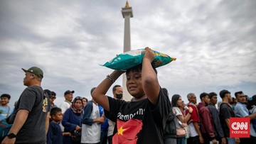 FOTO: Ribuan Warga Jakarta Antre Bazar Sembako Murah di Monas