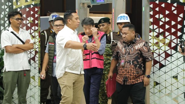 Kejaksaan Agung (Kejagung) RI masih memburu pelaku dari pihak penyelenggara negara dalam kasus penambangan ilegal Samin Tan.