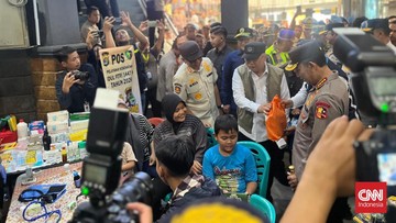 Sapa Pemudik di Bakauheni, Kapolri Bagikan Bingkisan dan Boneka