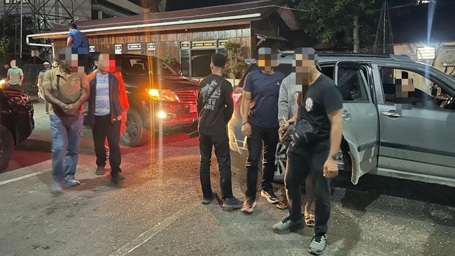 Satgas Operasi Damai Cartenz menangkap empat pelaku penyuplai amunisi ilegal ke KKB di Papua. Penegakan hukum terus dilakukan untuk stabilitas keamanan.