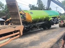Truk Tangki Tabrak Truk Crane Parkir di Tapanuli Selatan
